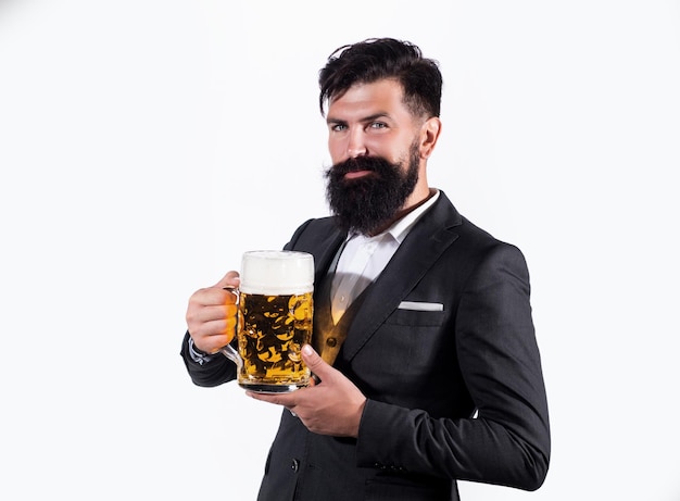 Ernster Mann im klassischen Anzug, der Bier trinkt, bärtiger Typ im Business-Outfit sieht glücklich und zufrieden aus p