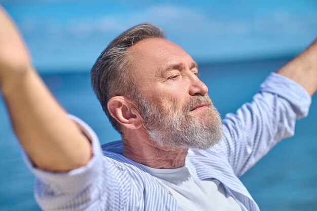 Ernster Mann in harmonischer Stimmung im Freien