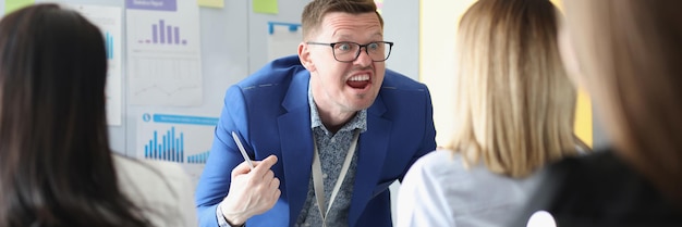 Foto ernster mann schreit in der trainingseinheit leidenschaftliche rede mit hellen emotionen