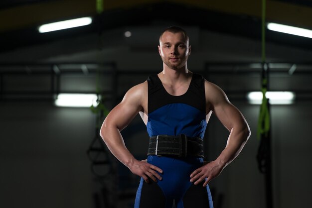 Ernster Powerlifter, der in der Turnhalle steht