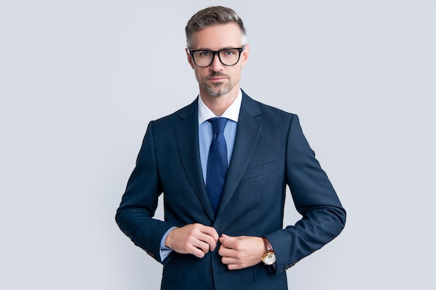 Ernster, reifer Geschäftsmann in sachlichem Anzug und Brille
