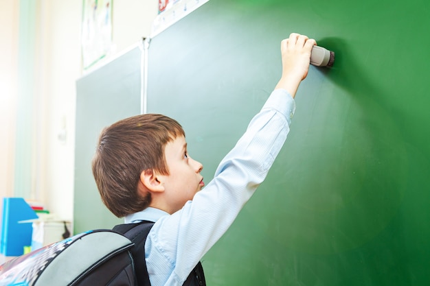 Ernster Schüler im Klassenzimmer. Schüler der Grundschule. Zurück zur Schule.