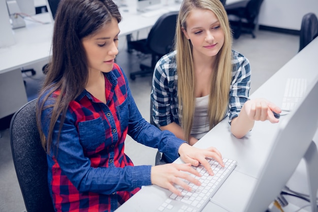 Ernster Student, der an Computer an der Universität arbeitet