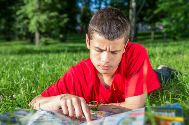 Ernster Teenager-Sommer liegt im Gras