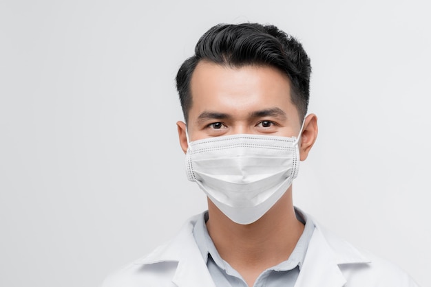 Ernstes Gesicht eines männlichen Arztes, der auf die Kamera schaut und vor Epidemie warnt, Medizin