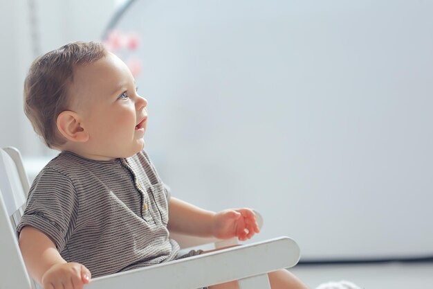 ernstes Kind Kind Junge / Porträt eines kleinen Kindes im Studio, das Gesicht eines kleinen Jungen