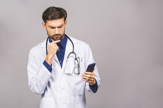 Ernsthafte Doktor SMS auf einem Smartphone