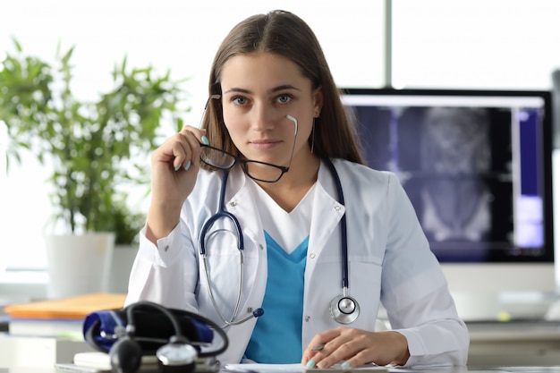 Ernsthafte Krankenschwester in spezieller Uniform