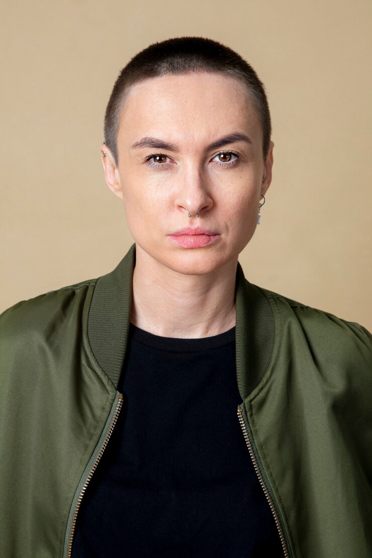 Foto ernsthafte skinhead-frau beim studio-shooting