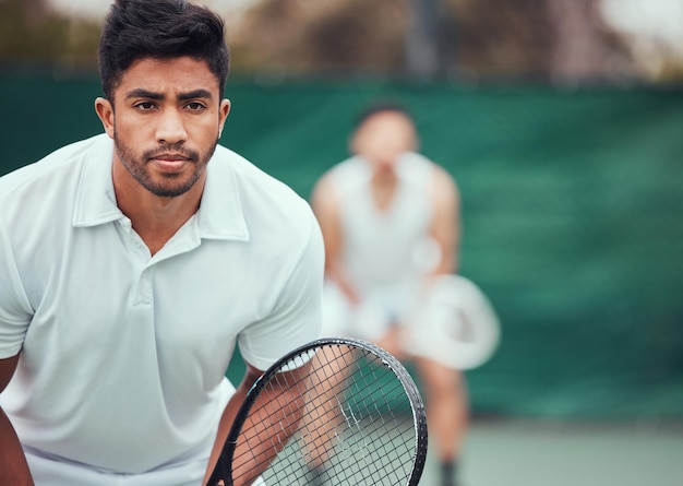 Ernsthafter männlicher Athlet auf dem Tennisplatz für einen Wettkampf mit der Mannschaft und Übung in Indien. Mann spielt Schläger und gemeinsam im Sportverein im Freien für Fitness mit der Herausforderung, in Nahaufnahme zu spielen