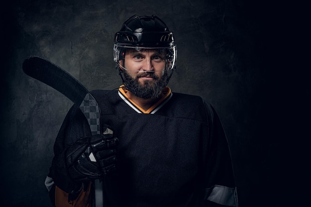 Ernsthafter nachdenklicher Hockeyspieler hat eine Fotosession im Fotostudio.