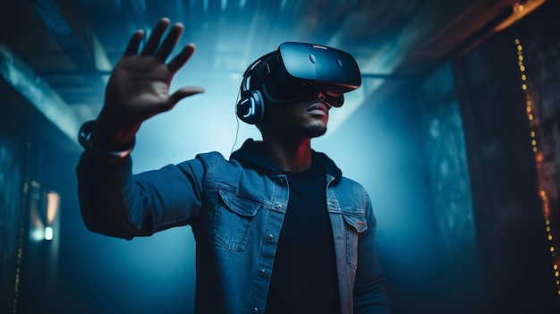 Ernsthafter schwarzer Mann berührt großen Bildschirm, während er die virtuelle Realität in einem modernen Headset erkundet
