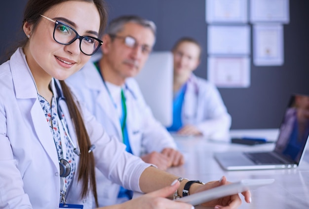 Ernsthaftes medizinisches Team mit einem Laptop in einem hellen Büro