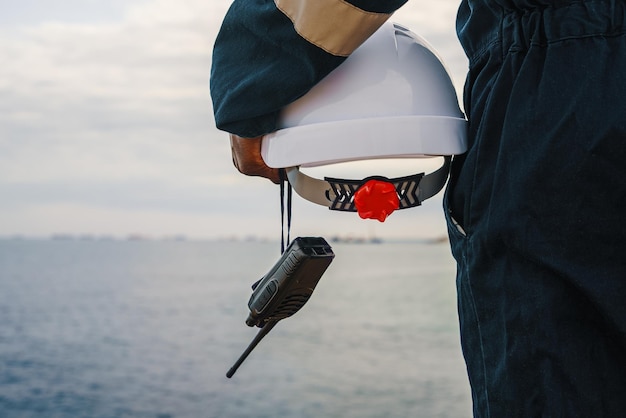 Ernte männlicher Angestellter mit Hardhat und Radio im Meer