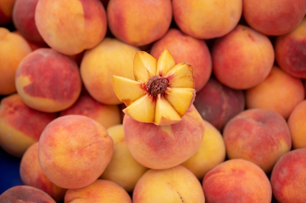 Ernte von frischen, leckeren Pfirsichfrüchten bei Landwirten Verkauf landwirtschaftlicher Produkte auf dem Markt