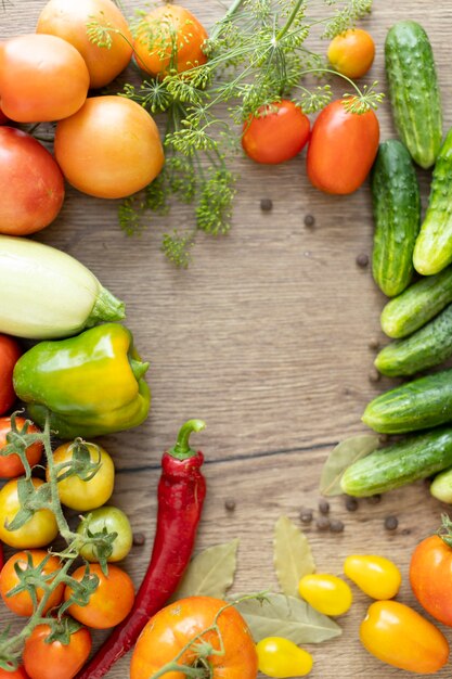 Ernte von Gemüse auf dem Tisch, Tomaten, Gurken, Paprika.