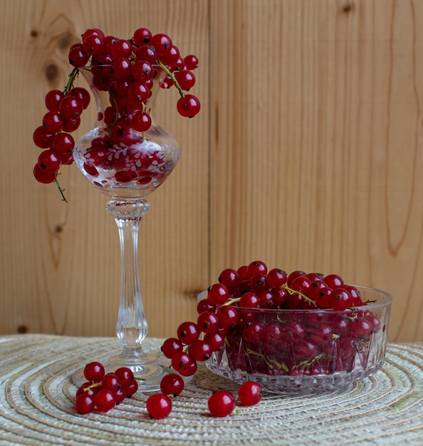 Ernte von roten Johannisbeeren in einer Kristallschale