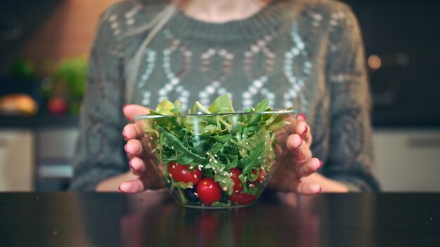 Ernteansicht der Frau, die Salat hat