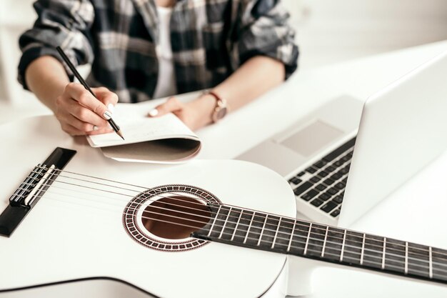 Foto erntefrau, die lernt, online gitarre zu spielen