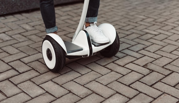 Erntemann, der auf hoverboard tritt