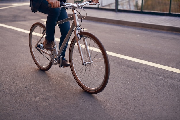 Erntemann, der Fahrrad auf Straße reitet