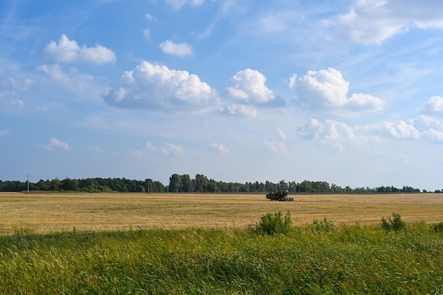 Erntemaschine während der Ernte. Landwirtschaftliche Maschinen.