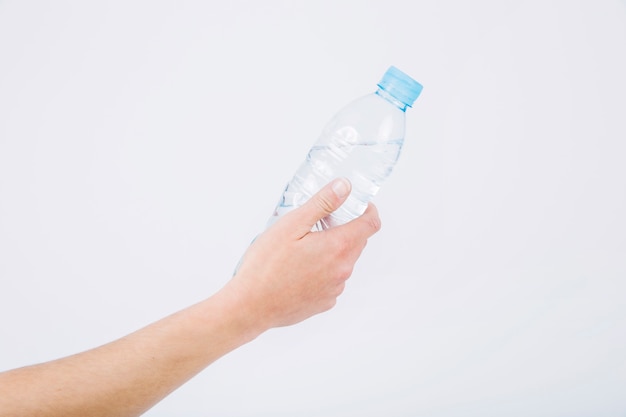 Ernten Sie die Hand, die Flasche Wasser hält