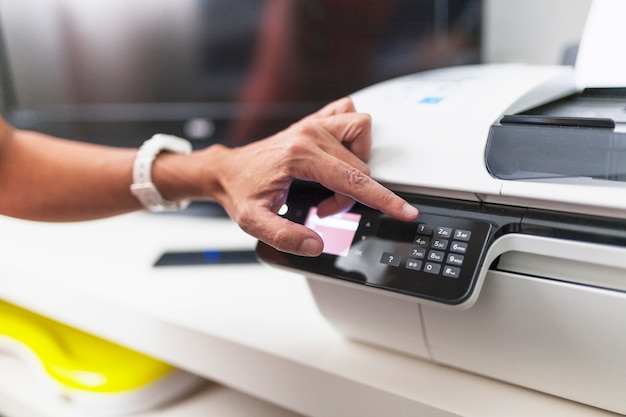 Ernten Sie Hand unter Verwendung des Druckers im Büro