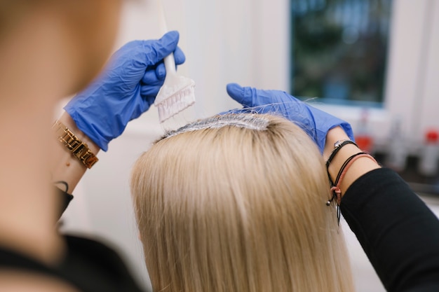 Erntet stilvolle Färben Blondine im Wohnzimmer