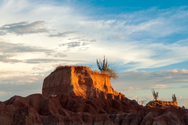 Foto erodierte klippe mit himmel im hintergrund