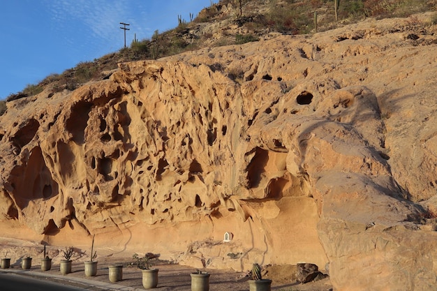 Foto erosión que forma grietas en un acantilado al borde de la carretera