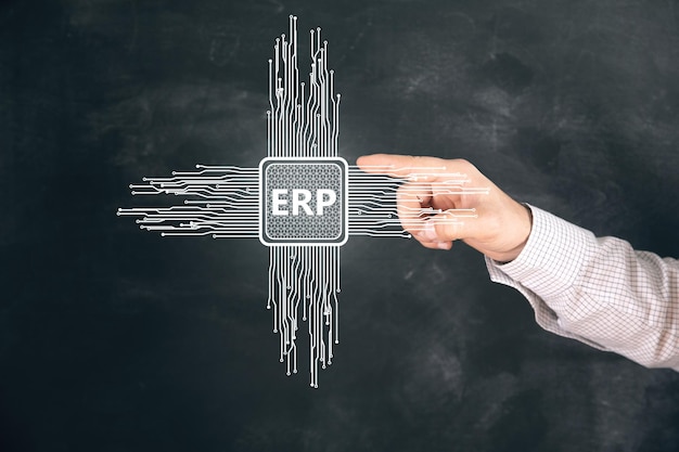 ERP Enterprise Resource Planning Business und modernes Technologiekonzept auf virtuellem Bildschirm Man tippt auf den Bildschirm