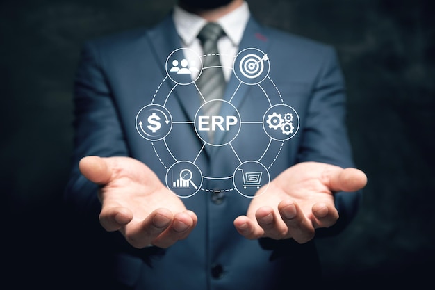 ERP Enterprise Resources Planning Systemsoftware Geschäftstechnologie Mann, der in seiner Hand hält