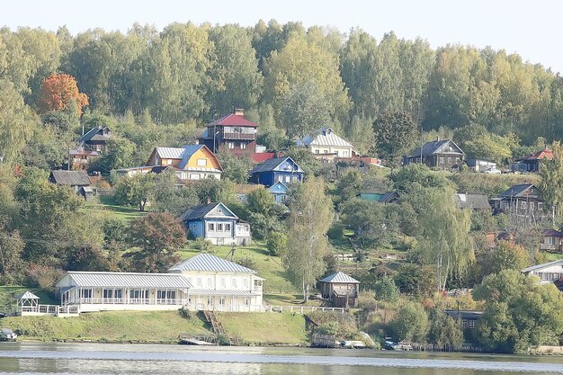 erreichen Sie die Wolga-Herbstlandschaft / Russland-Goldring, russische Provinzlandschaft