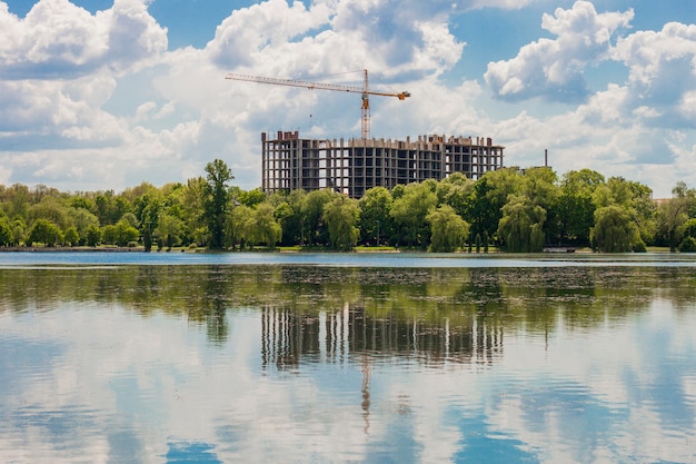 Errichten im Bau auf der Bank von großem See