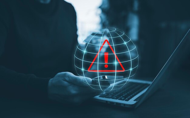 Error de notificación y mantenimiento con señal de advertencia de precaución triangular para error de notificación Programador que usa una computadora portátil con señal de advertencia de precaución triangular ataques de piratas cibernéticos seguridad cibernética