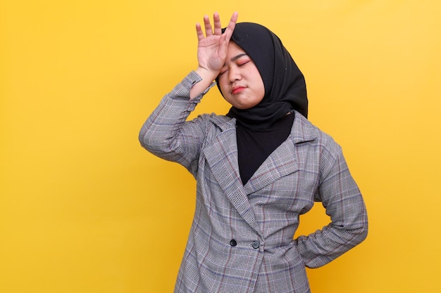 Erschöpfte, frustrierte junge muslimische Frau berührt die Stirn und leidet unter starken Kopfschmerzen oder Migräne