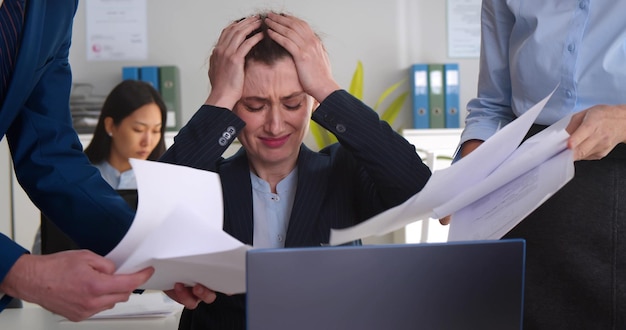 Erschöpfte überarbeitete junge Geschäftsfrau unter Stress im Büro