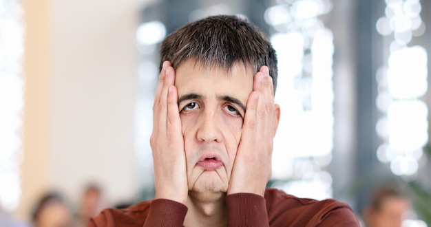 Foto erschöpfter mann mit händen im gesicht