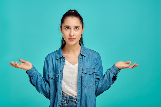 Erschöpftes Frauenporträt, blaue Wand, positive Emotion