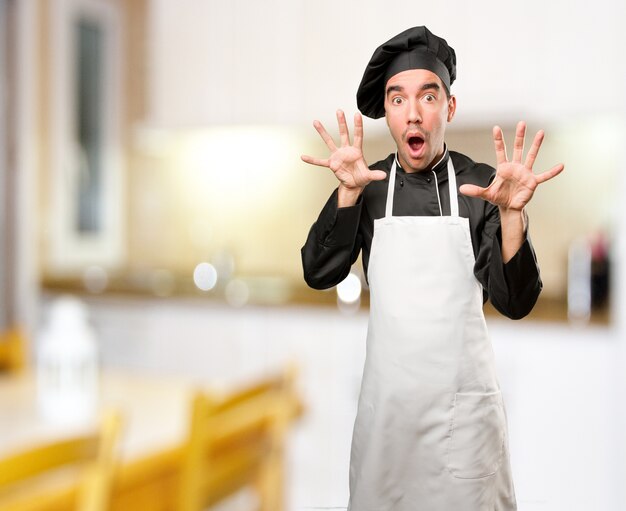 Erschrockener junger Mann posiert