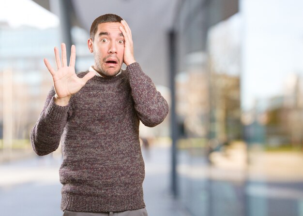 Erschrockener junger Mann posiert