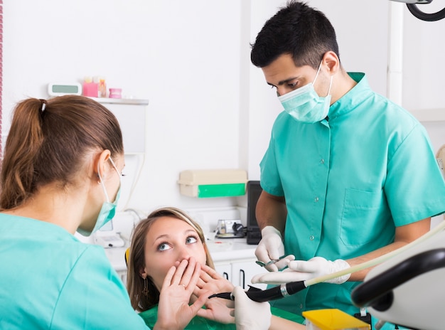 Erschrockener Klient in der zahnmedizinischen Klinik