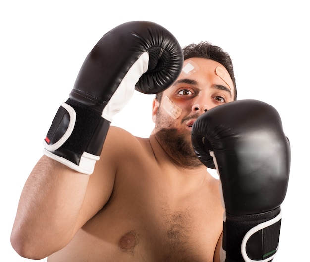 Erschrockener Mann Boxer mit Pflastern und blauen Flecken