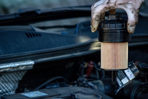 Ersetzen des Ölfilters am Auto.