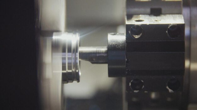 Ersetzen und Platzieren der Metallteile in der Drehmaschine zur Bearbeitung