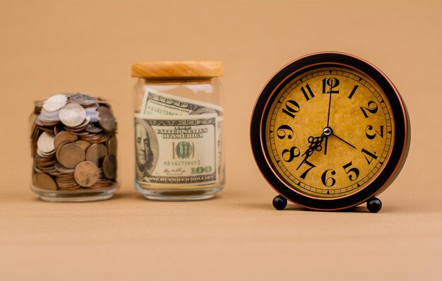 Ersparnisse in einer Glasflasche Banking Finance Finanzielles Einkommen Cashflow Ersparnisse Geld und Zeit