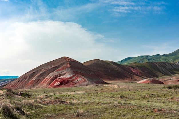 Erstaunlich gestreifte rote Berge