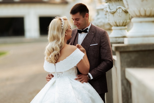 Erstaunlich lächelndes Hochzeitspaar. Hübsche Braut und stilvoller Bräutigam.