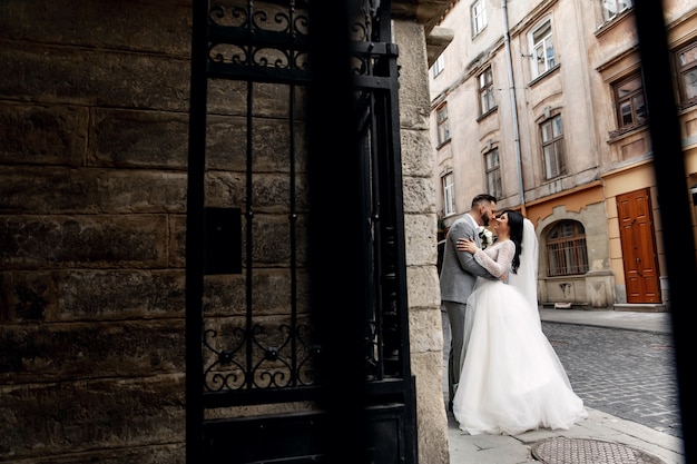 Erstaunlich lächelndes Hochzeitspaar. Hübsche Braut und stilvoller Bräutigam.